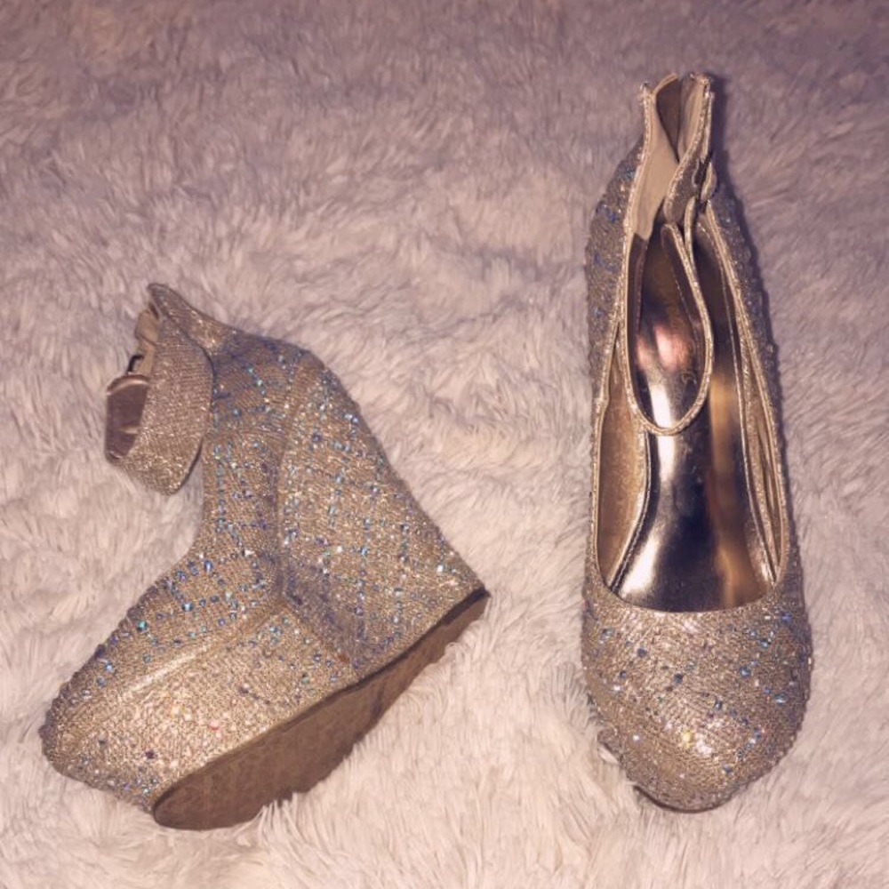 ✨Gold Wedge Heel Platforms✨